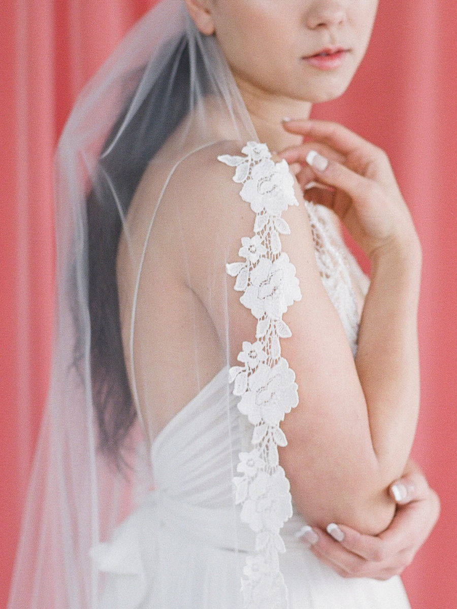 https://truvelle.com/cdn/shop/products/floral-lace-trim-offwhite-veil.jpg?v=1584756168