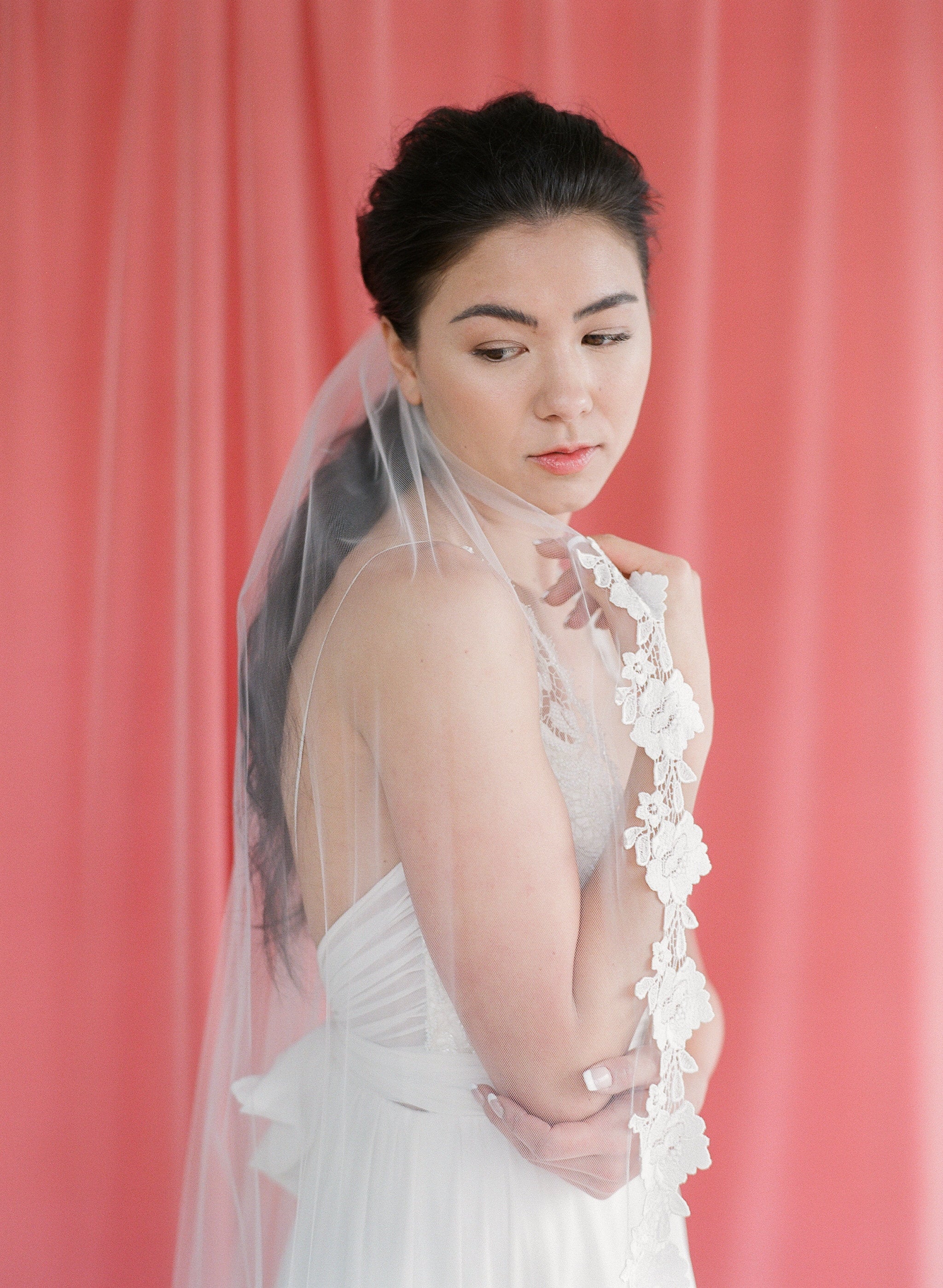 Classic tulle veil with a floral lace trim