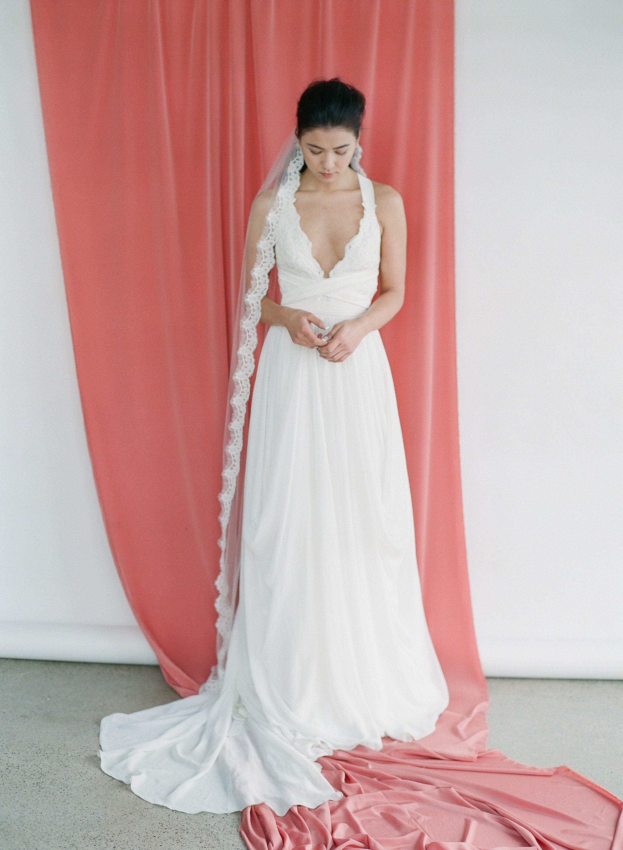 Delicate tulle veil with a French lace trim