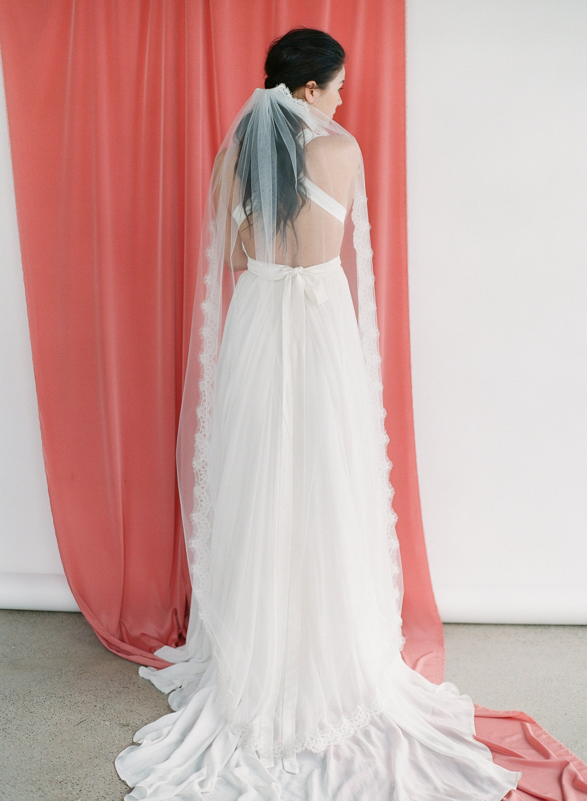 Delicate tulle veil with a French lace trim